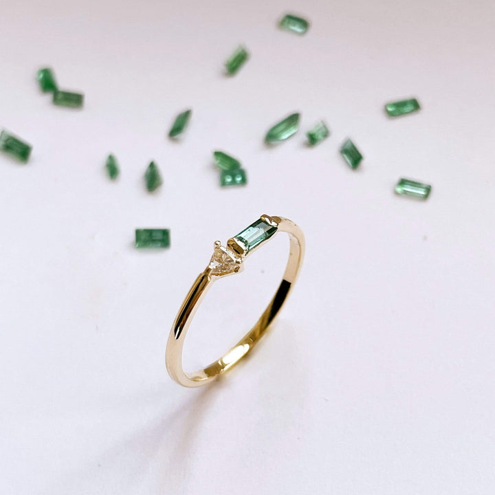 Eline 18K Gold Ring w. Diamond & Emerald