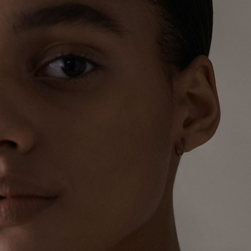 Black Collection Huggie 001