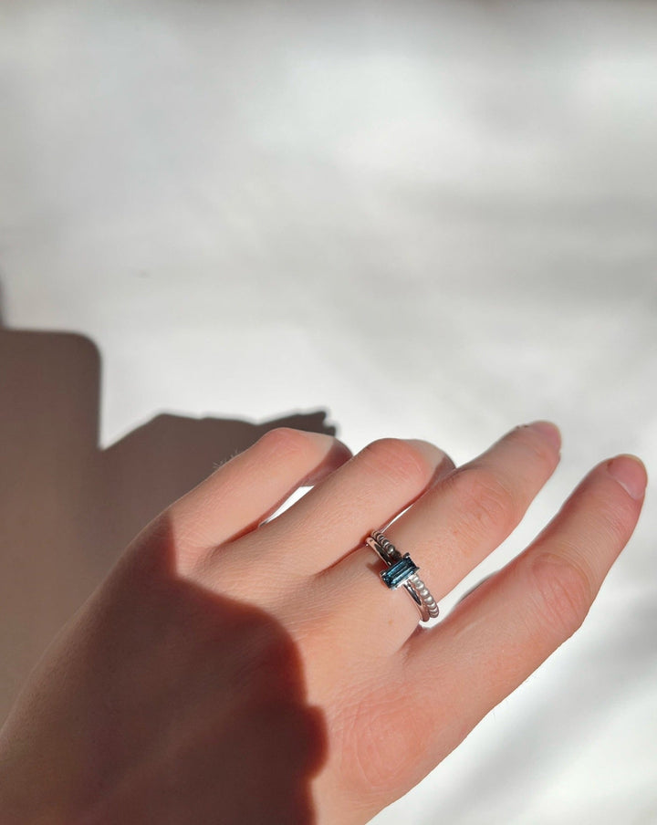 Ro Nord London Blue S gewundener Ring aus 18K Weißgold I Topas & Diamant