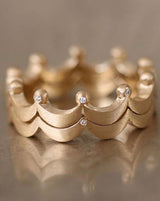 Royal 18K Gold Ring w. Diamond