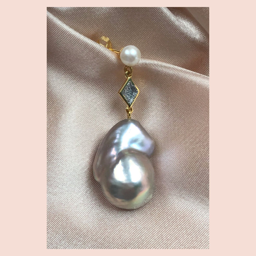 Dark Ocean Ohrstecker I Goldplattiert 18K I Weiße Perlen