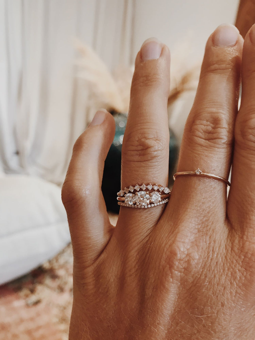 Idun Curved Band 18K Guld, Hvidguld eller Rosaguld Ring m. Diamanter