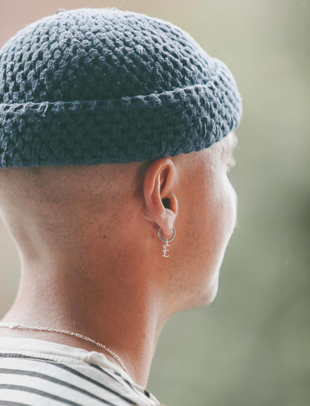 IX E Buchstabe I Anhänger aus Silber