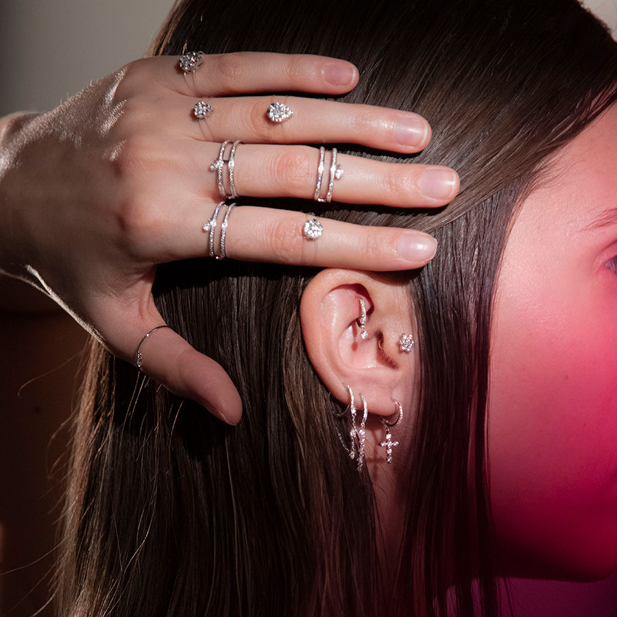 Flower Piercing 18K Gold or Whitegold Stud w. Diamonds