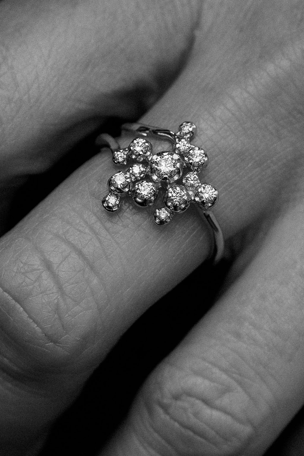 Mellem Organic Nr 02 18K Guld, Hvidguld eller Rosaguld Ring m. Diamanter