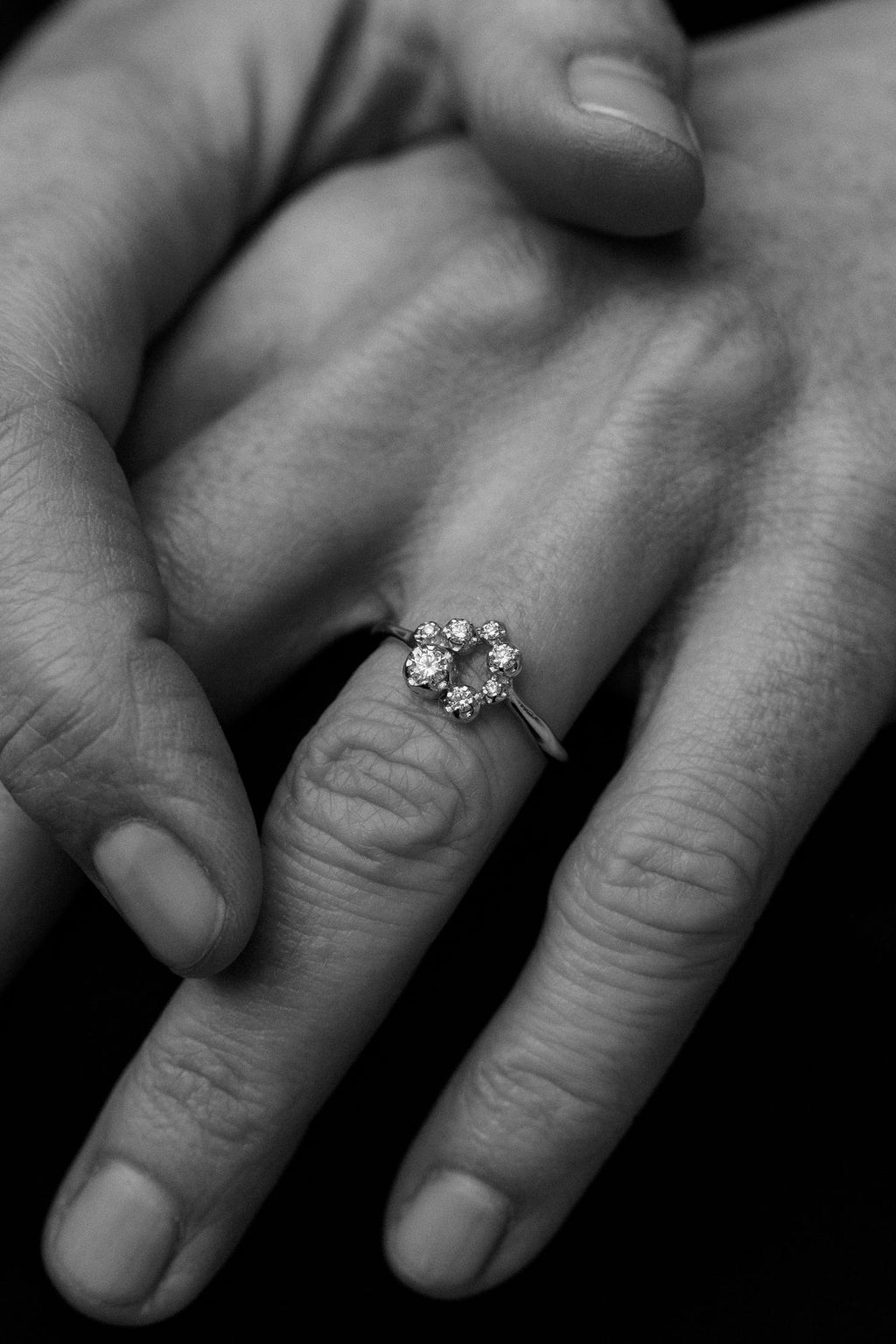 Small Circle Nr. 01 18K Gold, Whitegold or Rosegold Ring w. Diamonds