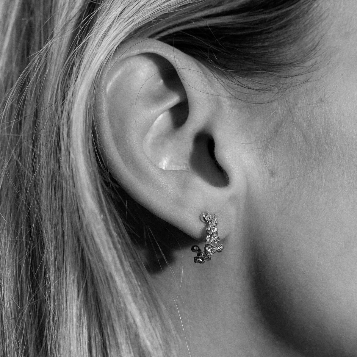 Small Nr 06 18K Gold, Whitegold or Rosegold Studs w. Diamonds