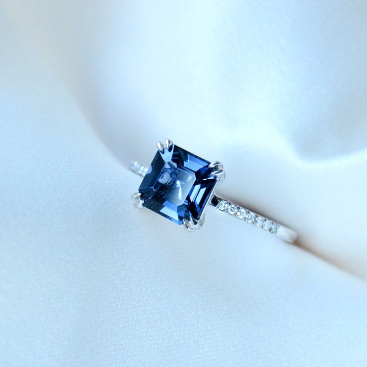 Alu Gala 18K Whitegold Ring w. Diamonds & Spinel