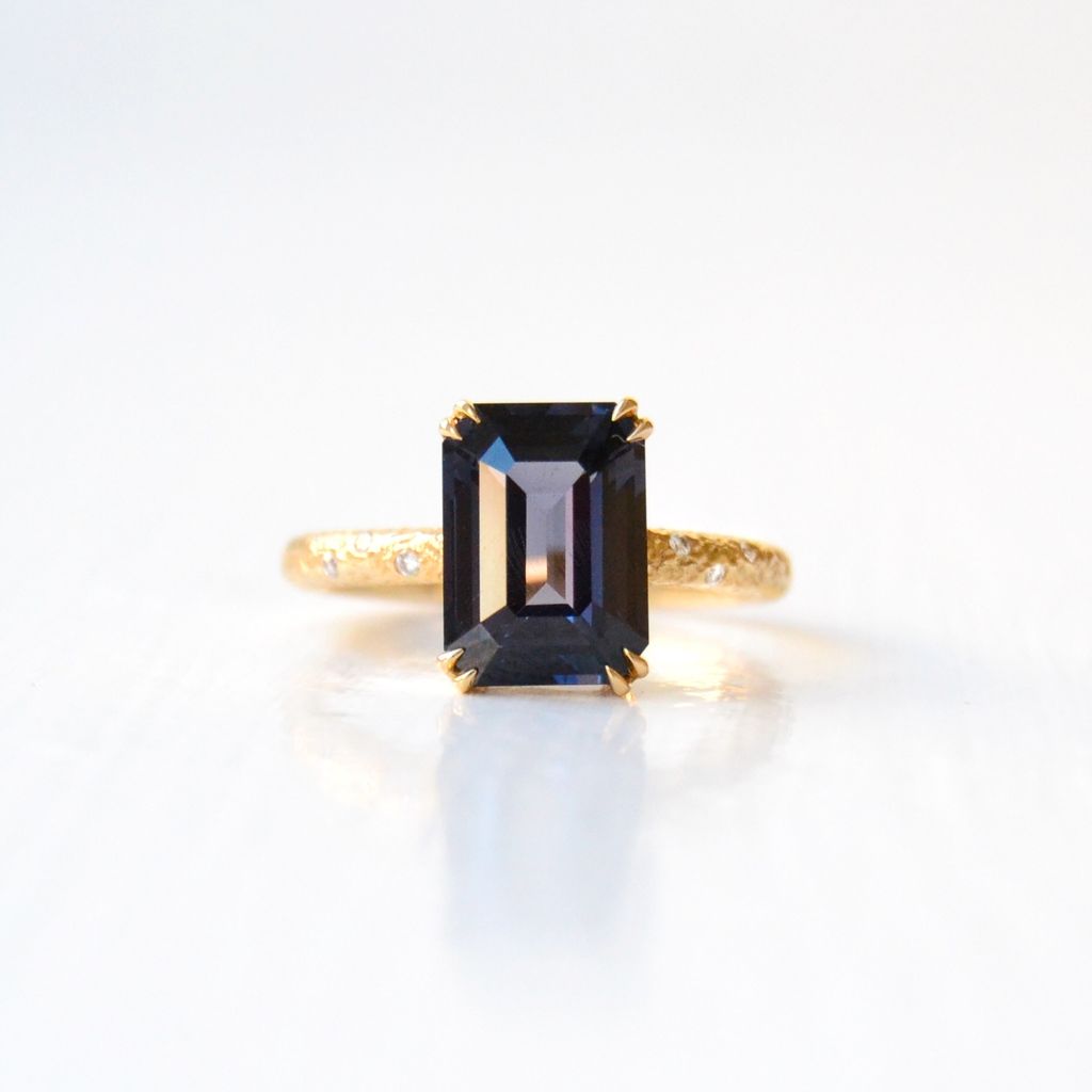 Anduru 18K Gold Ring w. Diamonds & Spinel
