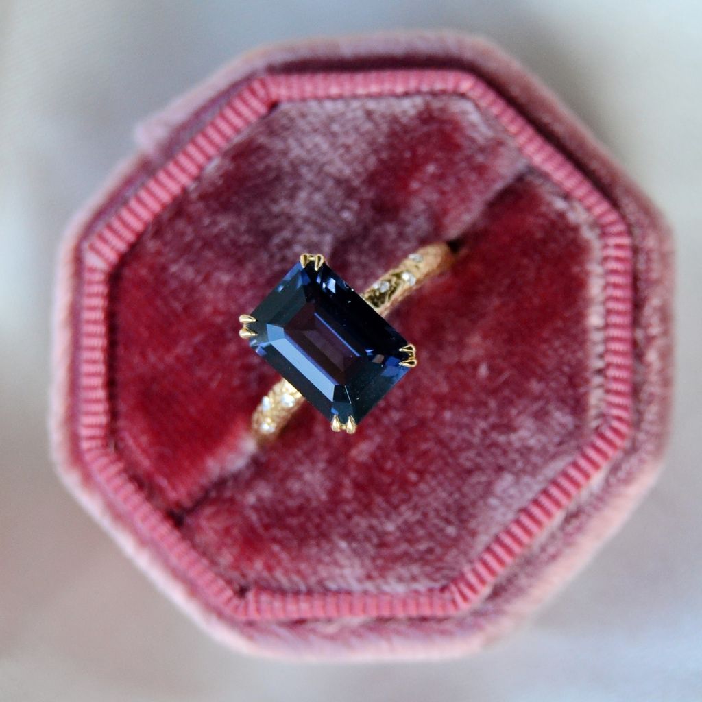 Anduru 18K Gold Ring w. Diamonds & Spinel