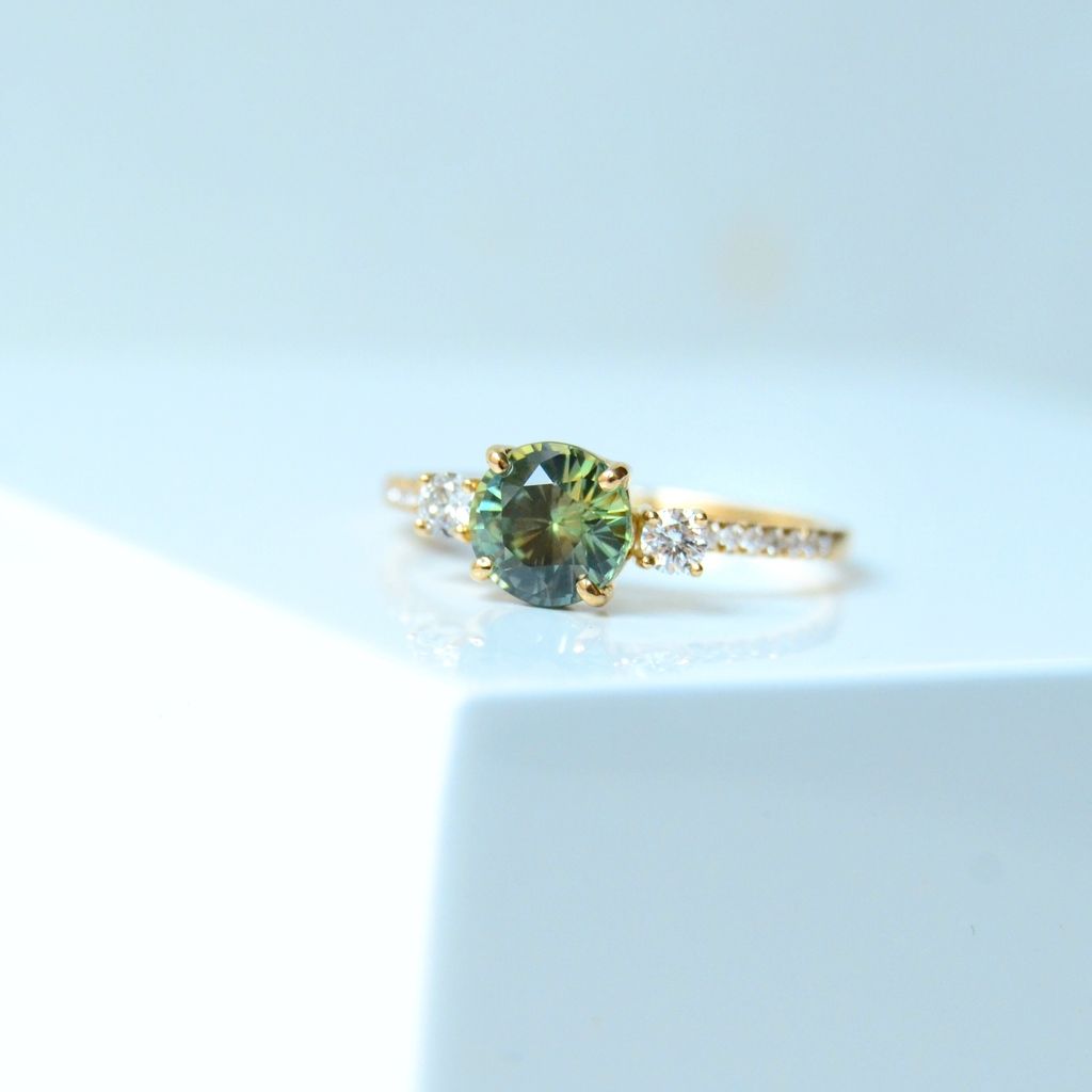 Boho Varna 18K Gold Ring w. Diamonds & Sapphire