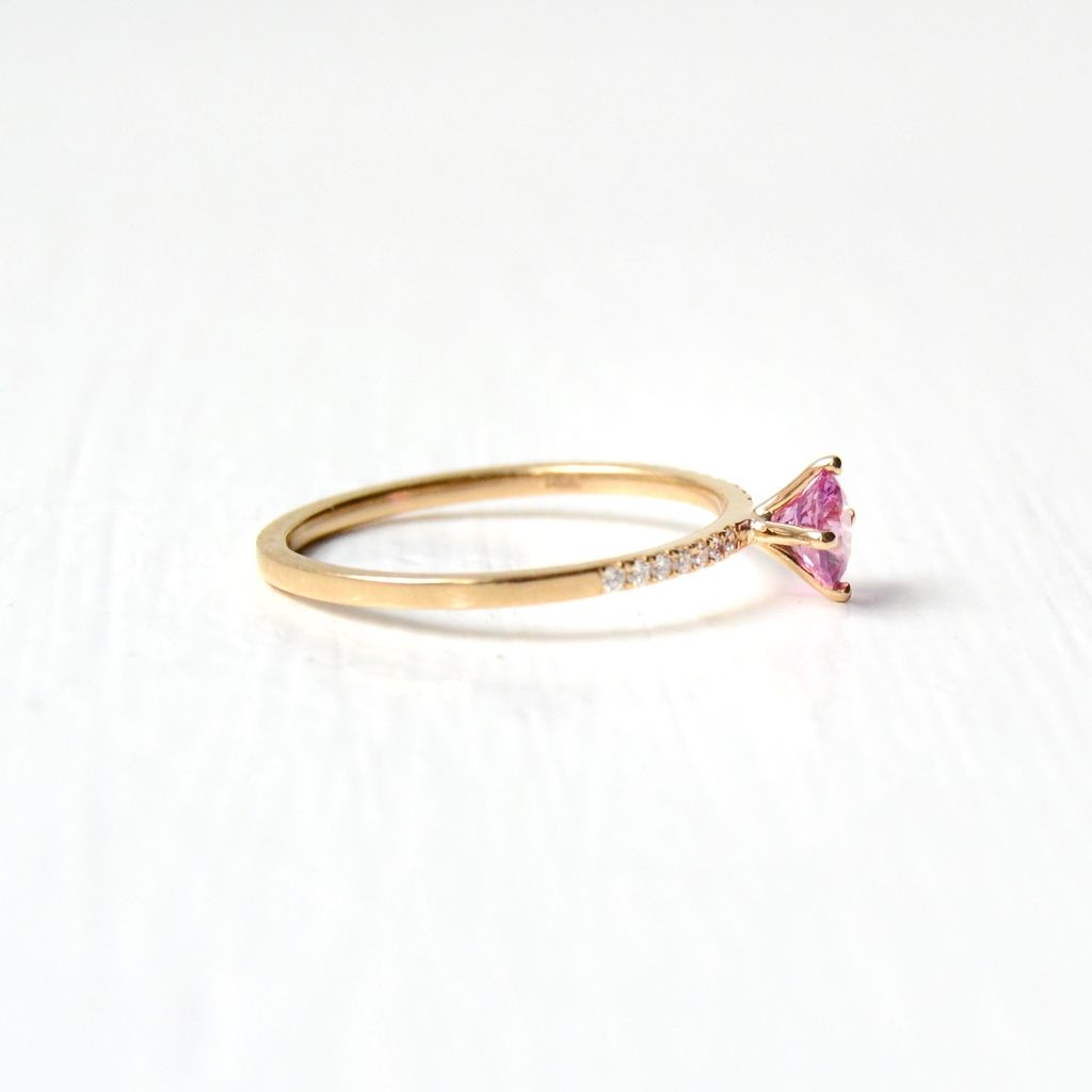 Hima Goldring aus 18K I Rosa Saphir und Diamanten