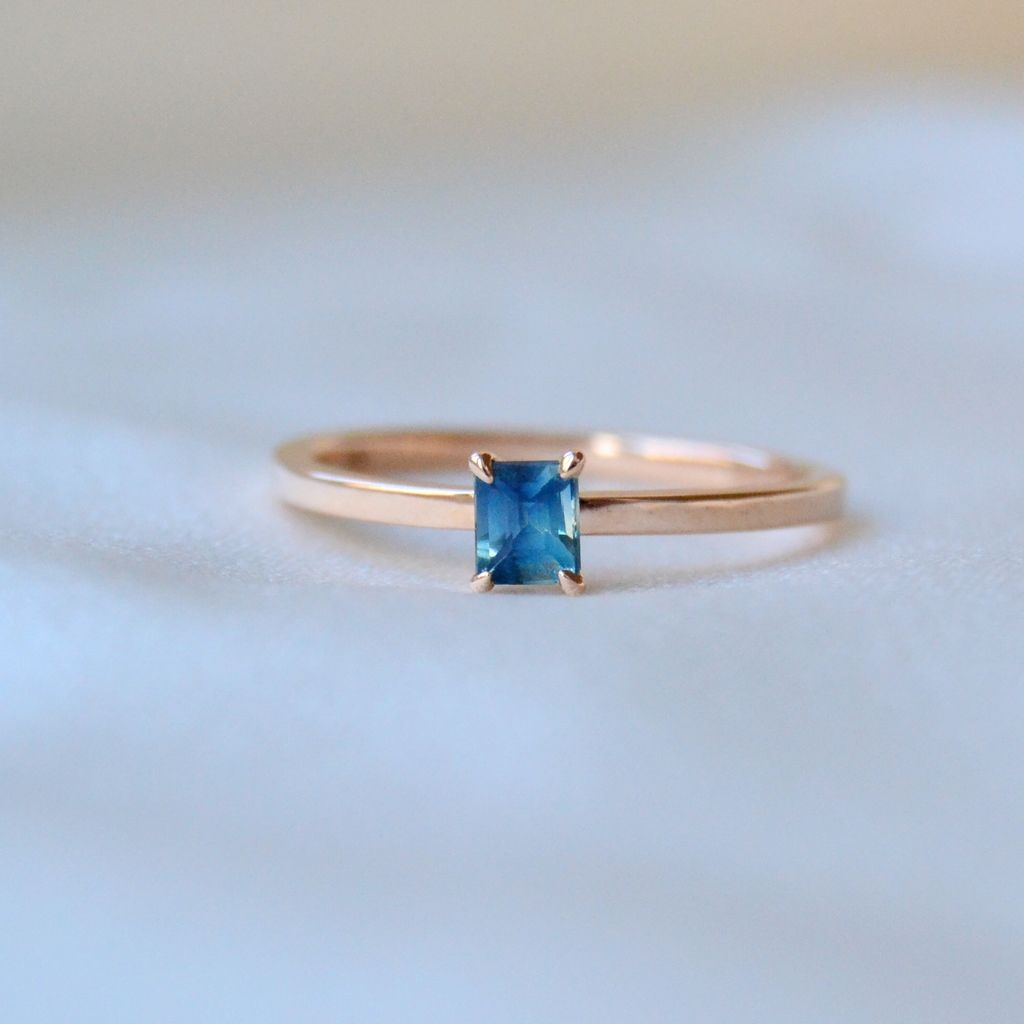 Kola Ekala 18K Rosegold Ring w. Sapphire