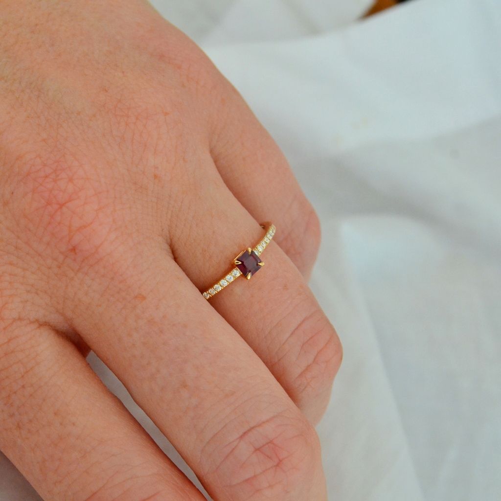 Kuda Rubi 18K Gold Ring w. Ruby & Diamonds