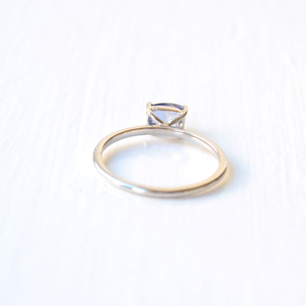 Loku Ekala 18K Whitegold Ring w. Sapphire