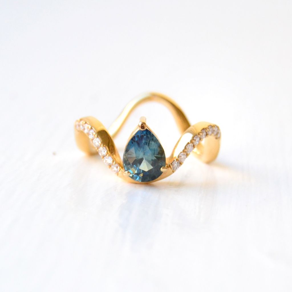 Mutu Kola 18K Gold Ring w. Diamonds & Sapphires