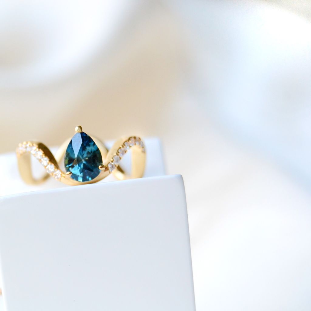 Mutu Kola 18K Gold Ring w. Diamonds & Sapphires