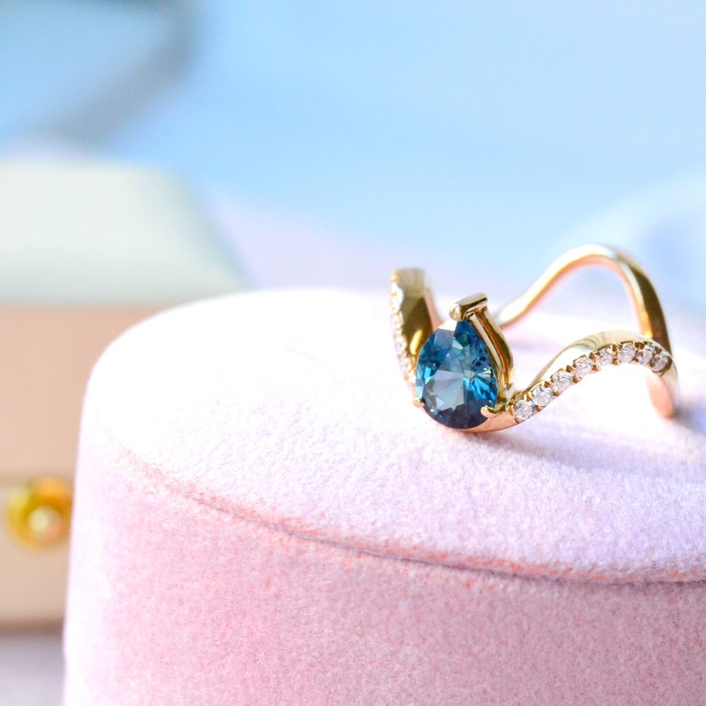 Mutu Kola 18K Gold Ring w. Diamonds & Sapphires