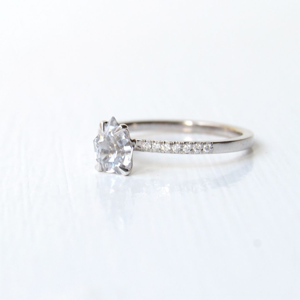 Paliha Sudu 18K Whitegold Ring w. Sapphire & Diamonds