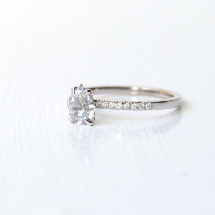 Paliha Sudu 18K Whitegold Ring w. Sapphire & Diamonds