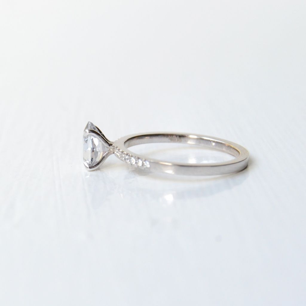 Paliha Sudu 18K Whitegold Ring w. Sapphire & Diamonds