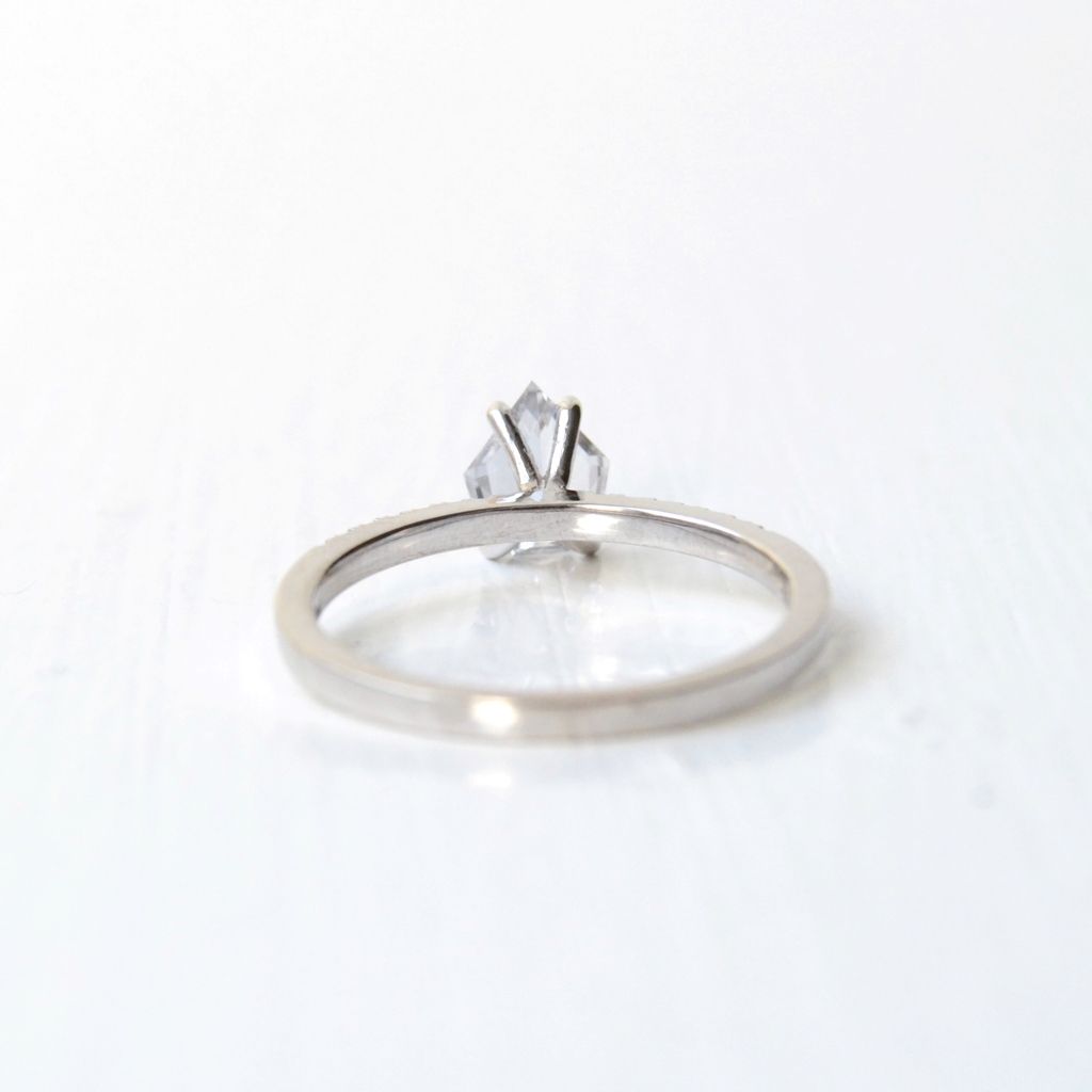 Paliha Sudu 18K Whitegold Ring w. Sapphire & Diamonds