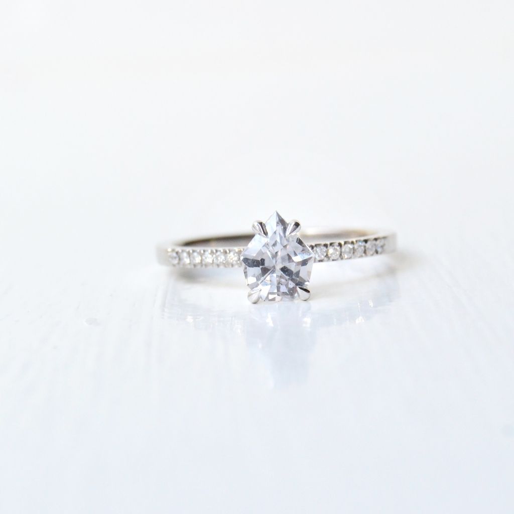 Paliha Sudu 18K Whitegold Ring w. Sapphire & Diamonds