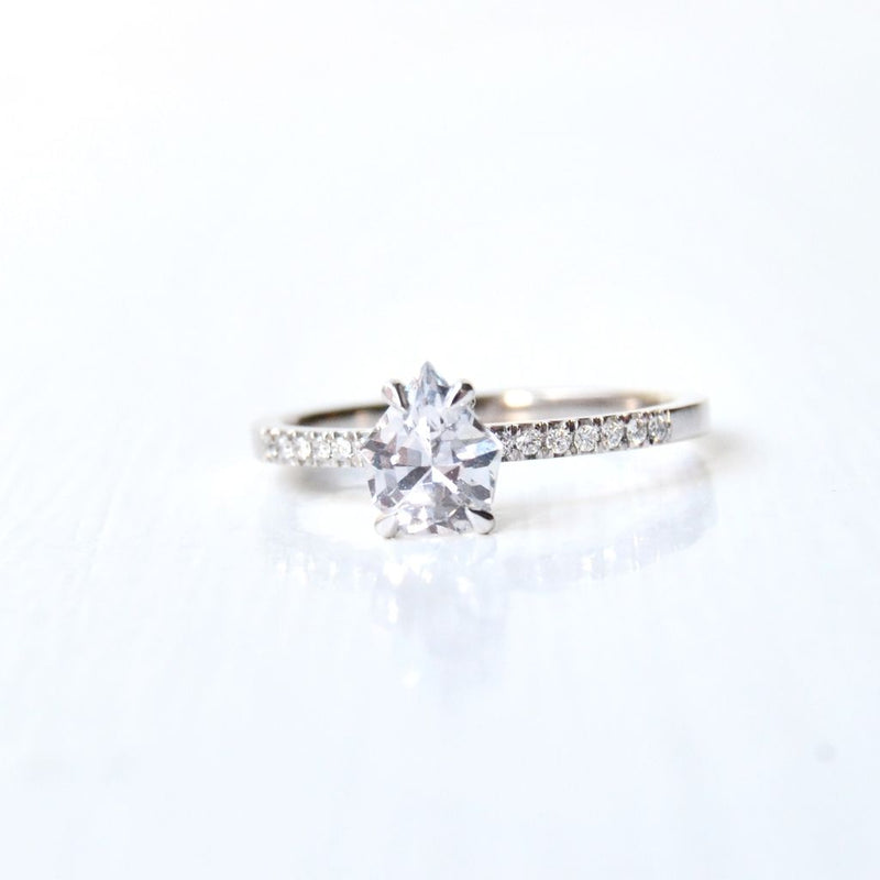 Paliha Sudu 18K Whitegold Ring w. Sapphire & Diamonds