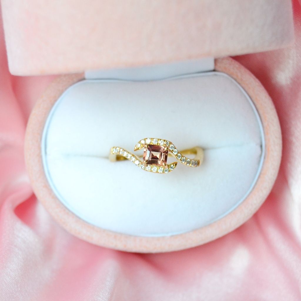 Pic Payi 18K Gold Ring w. Diamonds & Sapphire