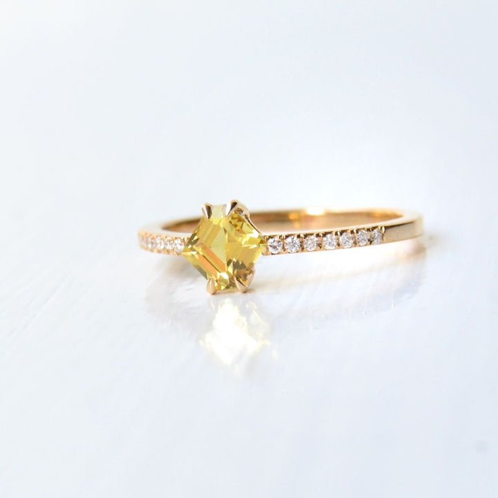 Tada Kaha 18K Gold Ring w. Sapphire & Diamonds