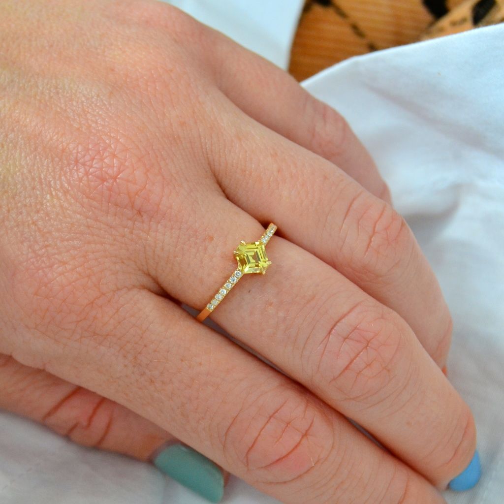 Tada Kaha 18K Gold Ring w. Sapphire & Diamonds