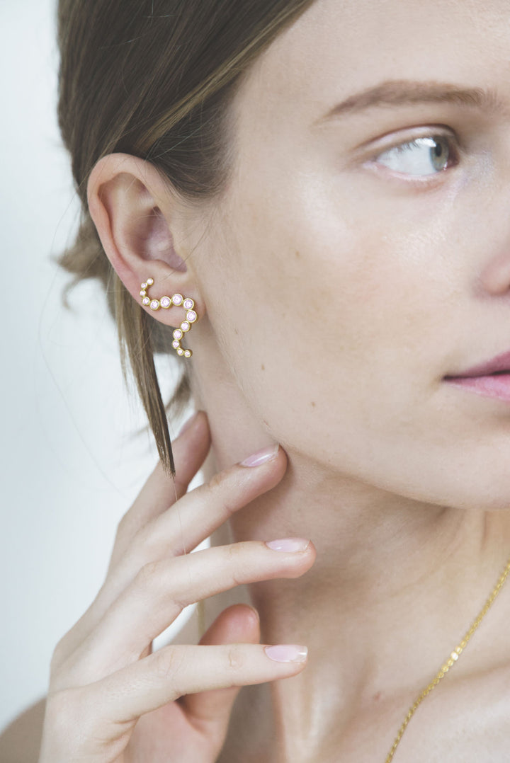 Der sterngold plattierte ohrring w. Lila Zirkonia