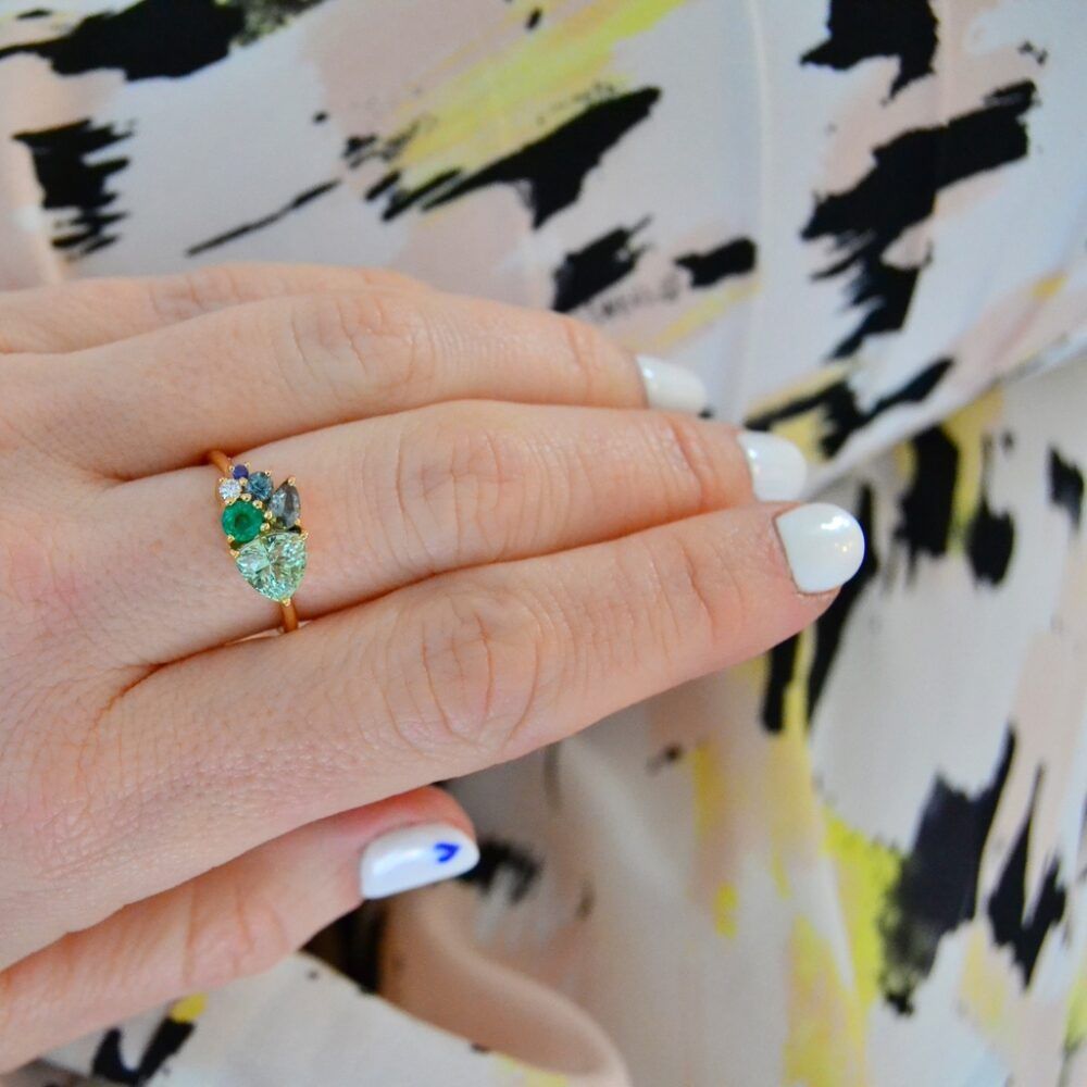 Varnaya Vana Goldring aus 18K I Turmalin, Saphir, Smaragd & Diamant